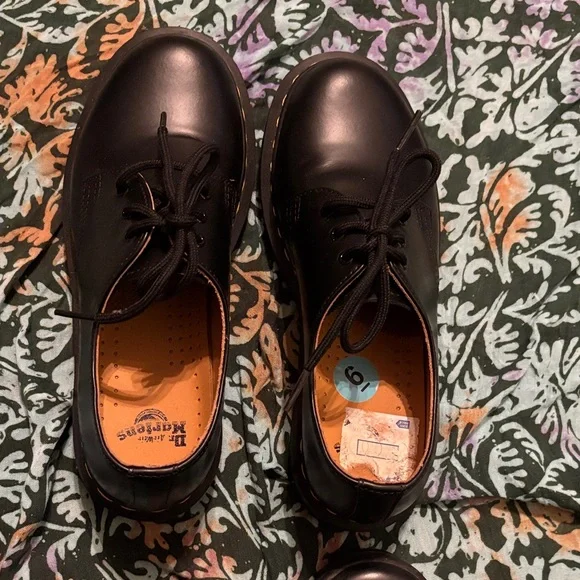 Dr. Martens Black Leather Lace-Up Shoes us6 - Picture 1 of 5